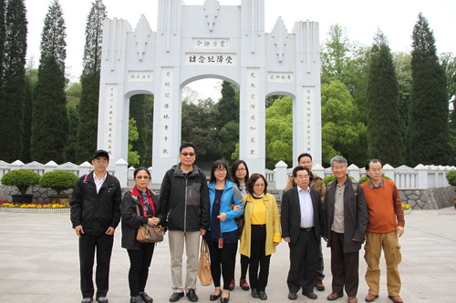两岸作家在芷江抗日战争受降紀念坊_缩小大小.jpg