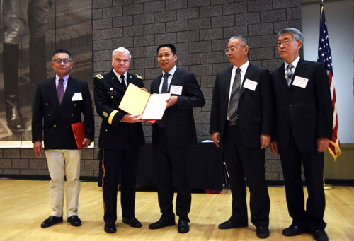 06弗吉尼亚军事学院院长宾尼 皮艾将军在向中华文化发展促进会秘书长王法伟赠送证书.jpg