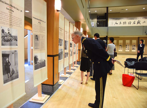 08弗吉尼亚军事学院副院长史密斯将军在仔细观看展板.jpg
