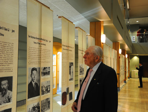 07 90岁的二战老兵布鲁斯_海尔曼在展板前驻足观看.JPG