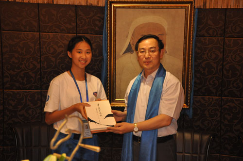 7月5日,辛旗副会长在蒙古毡房向台湾学生陈佳珞致送礼品.JPG