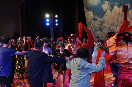 11、演出结束时现场观众纷纷走上舞台与演员一起兴致勃勃地跳起藏族的锅庄舞。_缩小大小.JPG