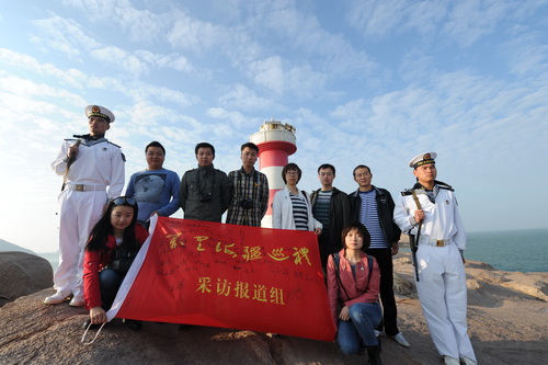 在领海基点岛稻挑山上与海军官兵和当地工作人员合影0DSC_4880_缩小大小.JPG