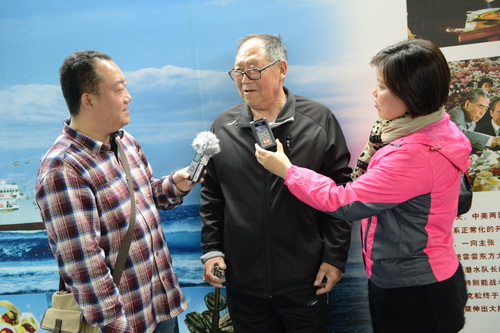 今年86岁的獐子岛内渔民王天勇(中)是这次采访年龄最长者,他曾经于40多年前为首度来华访问的美国总统尼克松破冰出海采鲍鱼
