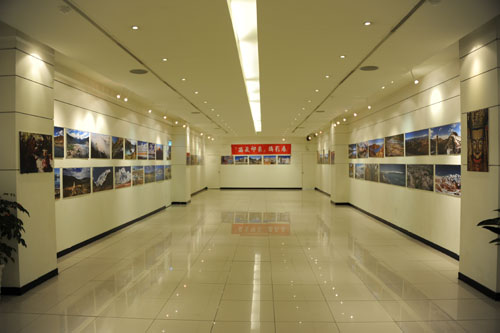 “西藏印象”摄影图片展会长局部.JPG