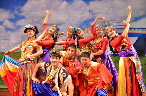 12、藏羌风情舞动台湾,美丽的服饰让人过目难忘_缩小大小.JPG
